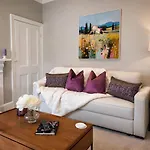 דירה Lucy's Lodge- Stylish On Vibrant Bishy Road With Free Parking