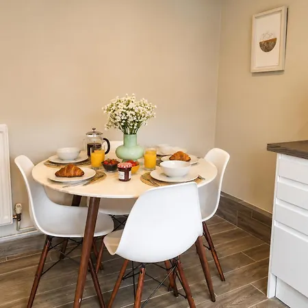 Lucy's Lodge- Stylish On Vibrant Bishy Road With Free Parking יורק