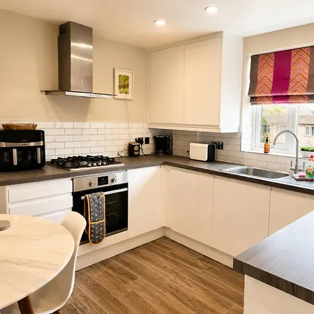 Lucy's Lodge- Stylish On Vibrant Bishy Road With Free Parking شقة