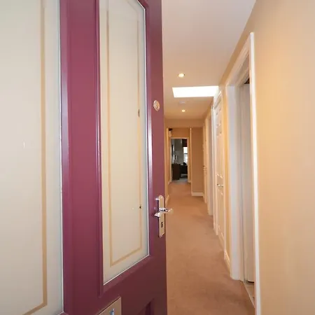 Daire Lucy's Lodge- Stylish On Vibrant Bishy Road With Free Parking *