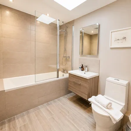 Lucy's Lodge- Stylish On Vibrant Bishy Road With Free Parking